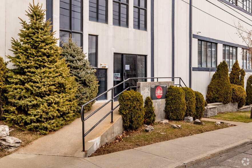 5635 Rue Fullum, Montréal, QC à louer - Photo de l’immeuble – Image 3 sur 5