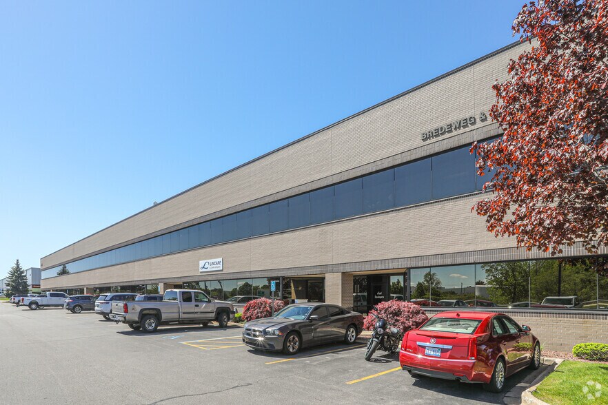 4665 Broadmoor Ave SE, Grand Rapids, MI à louer - Photo de l’immeuble – Image 3 sur 5