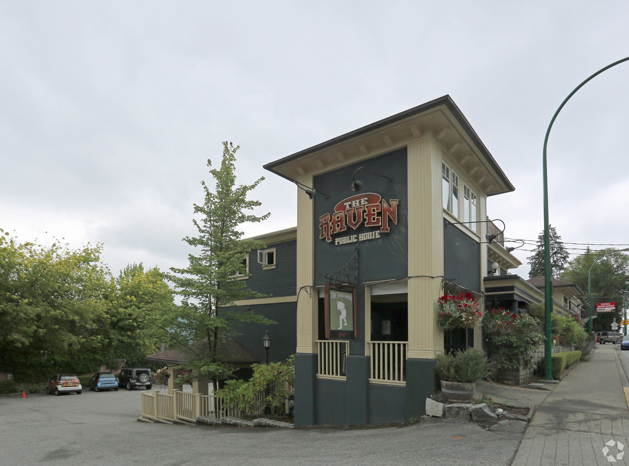 1052 Deep Cove Rd, North Vancouver, BC à louer Photo principale– Image 1 sur 8