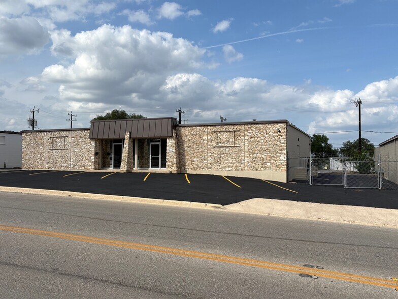 511 W Rhapsody Dr, San Antonio, TX à louer - Photo de l’immeuble – Image 3 sur 16