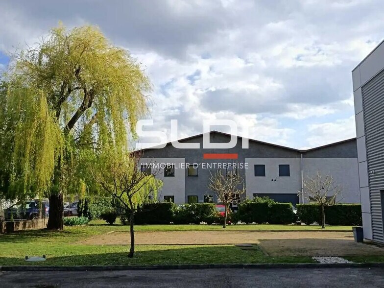 Local d'activités dans Décines-Charpieu à vendre - Photo de l’immeuble – Image 1 sur 22
