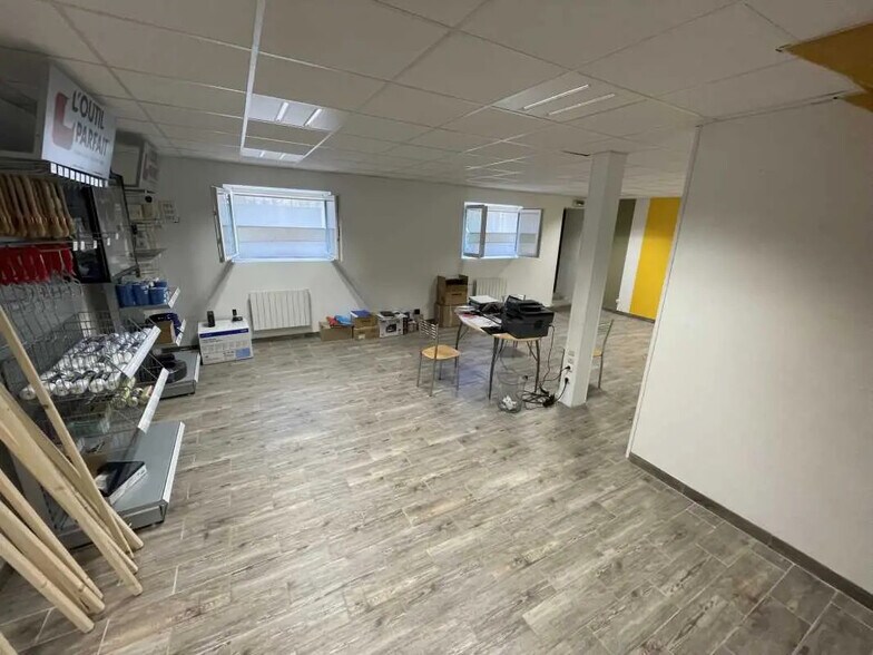 Local d’activités dans Oissel à louer - Photo de l’immeuble – Image 3 sur 6