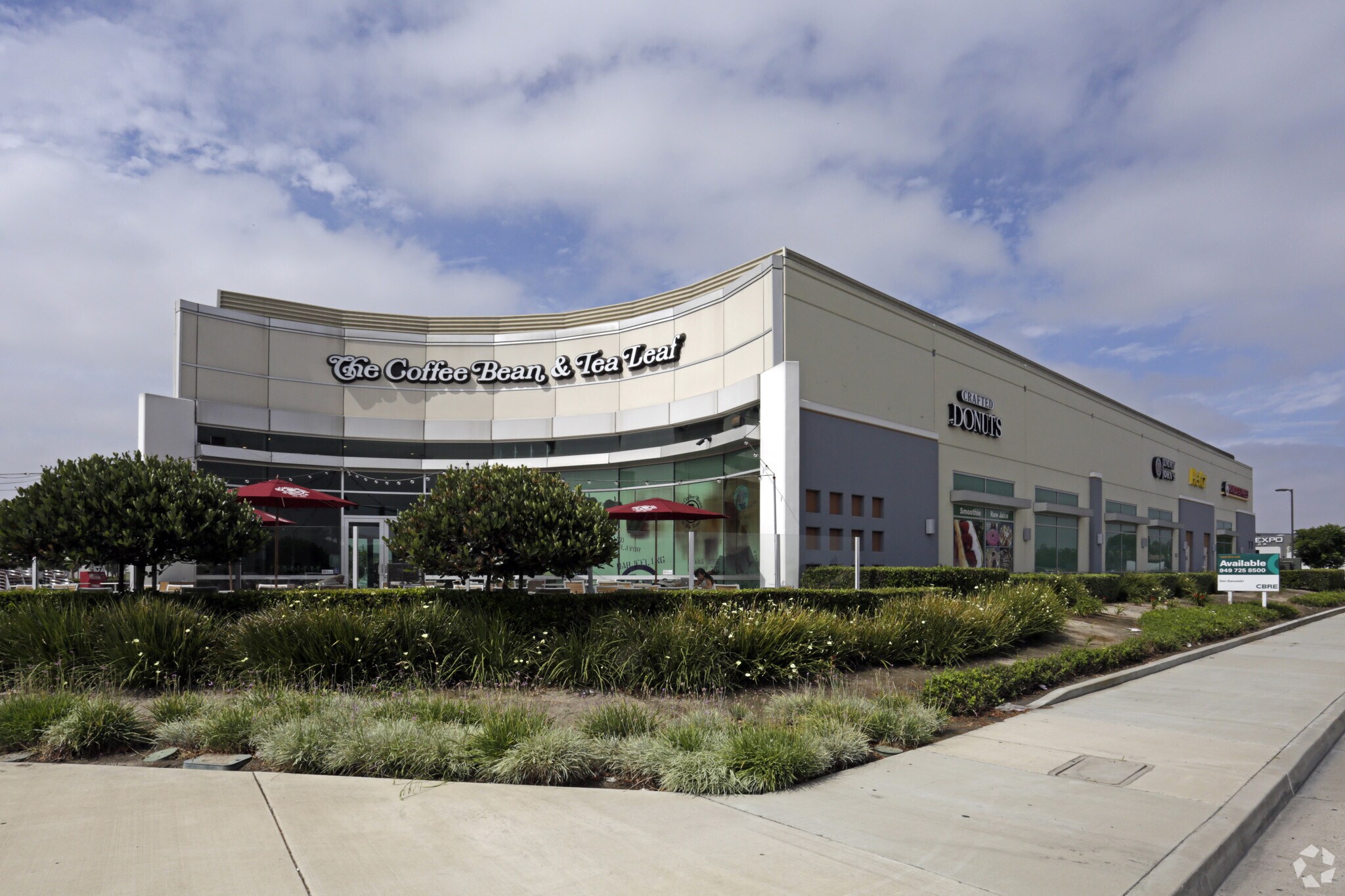18011 Newhope St, Fountain Valley, CA à louer Photo de l’immeuble– Image 1 sur 12