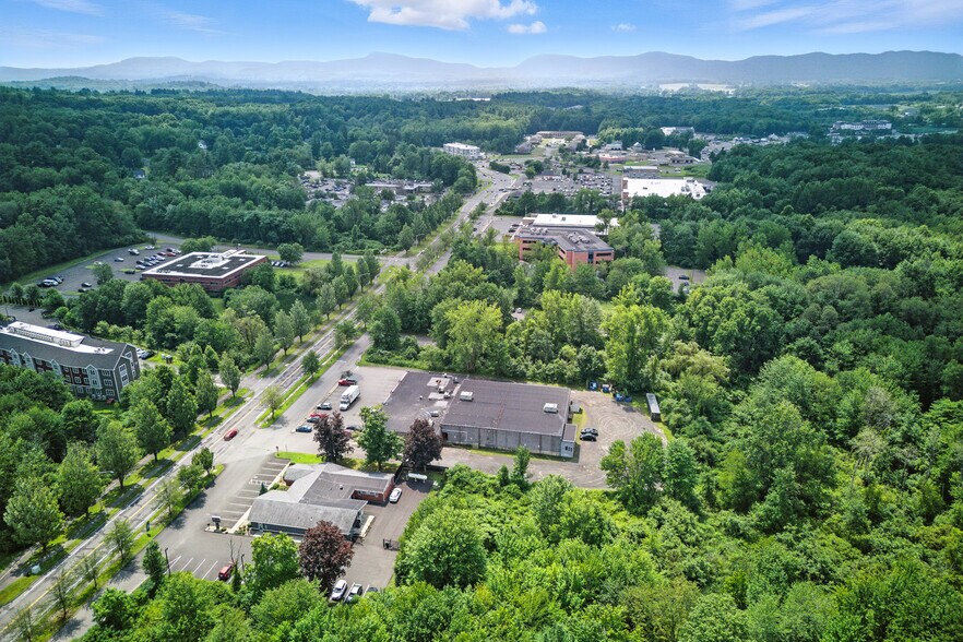65 University Dr, Amherst, MA à louer - Photo de l’immeuble – Image 3 sur 4