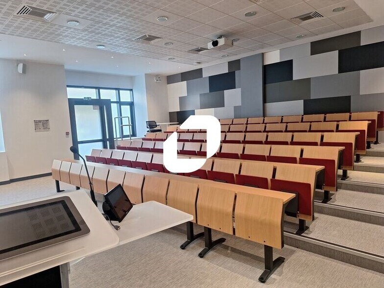 Bureau dans Clichy à louer - Photo de l’immeuble – Image 2 sur 15