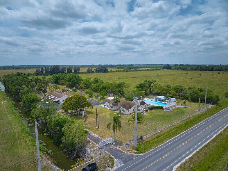 14601 Orange Ave, Fort Pierce, FL à vendre - Photo de l’immeuble – Image 2 sur 28