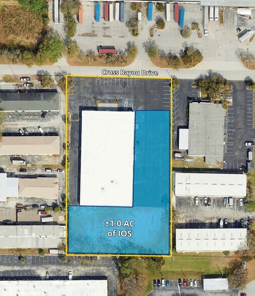 6850 Cross Bayou Dr, Seminole, FL à vendre - Photo de l’immeuble – Image 2 sur 21