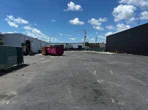 700 NW 57th Pl, Fort Lauderdale, FL à louer Photo de l’immeuble– Image 2 sur 4