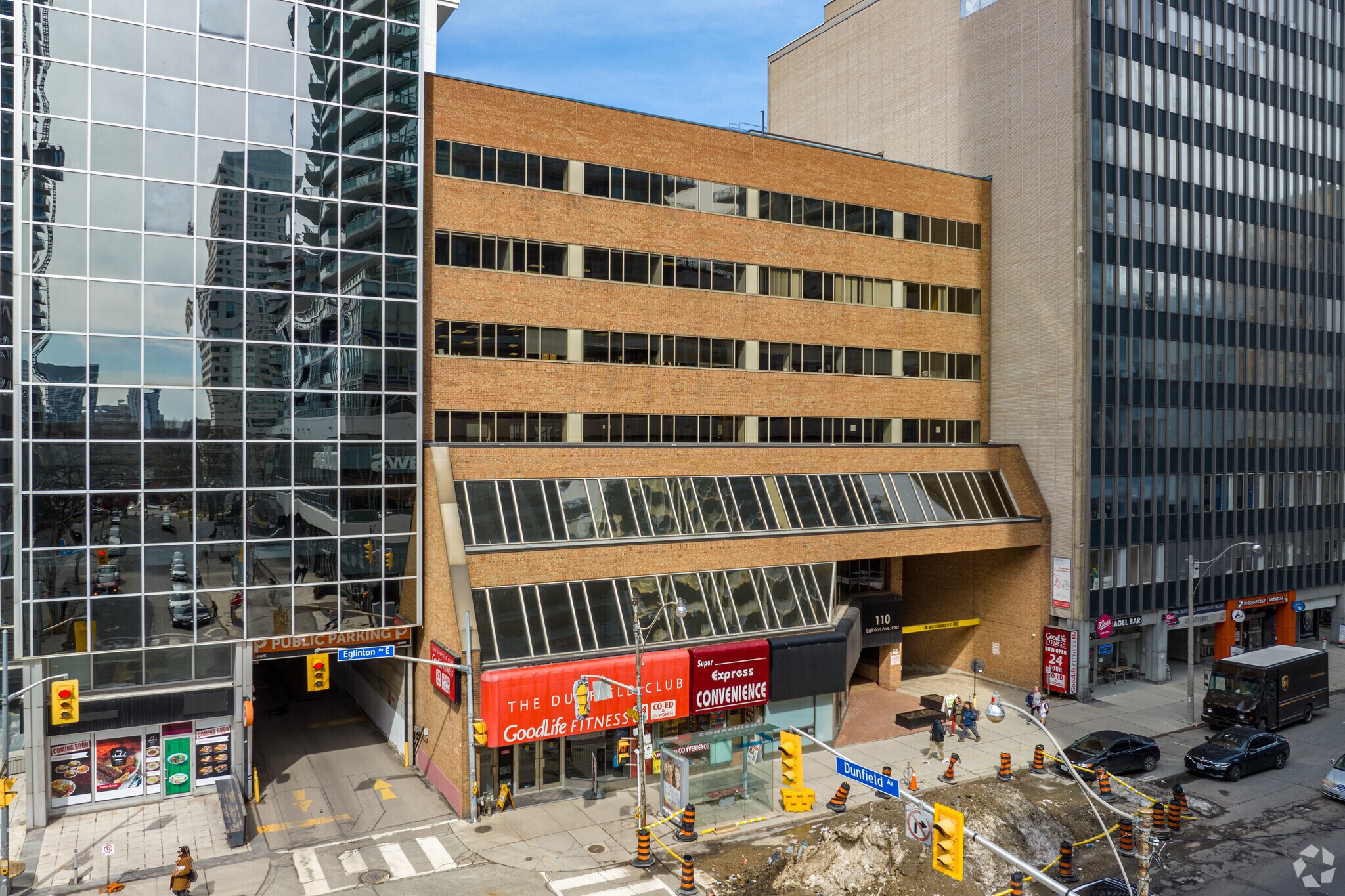110 Eglinton Ave E, Toronto, ON à louer Photo de l’immeuble– Image 1 sur 4