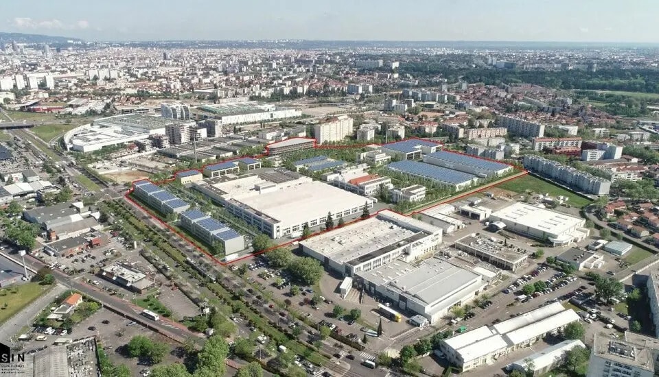 Local d’activités dans Vénissieux à louer - Photo de l’immeuble – Image 2 sur 24
