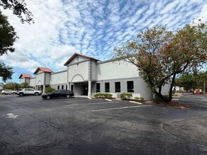 10105 Amberwood Rd, Fort Myers, FL à louer Photo de l’immeuble– Image 1 sur 8