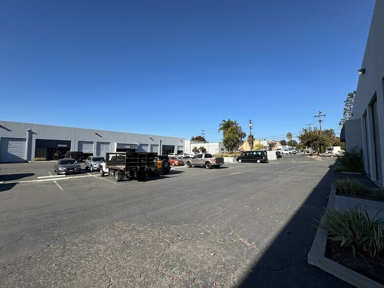 1390 E Burnett St, Signal Hill, CA à louer - Photo de l’immeuble – Image 2 sur 29