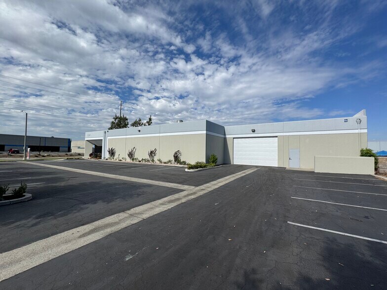 13201 Barton Cir, Santa Fe Springs, CA à louer - Photo de l’immeuble – Image 2 sur 17