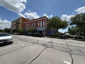 112 N Travis St, Sherman, TX à louer Photo intérieure– Image 2 sur 48