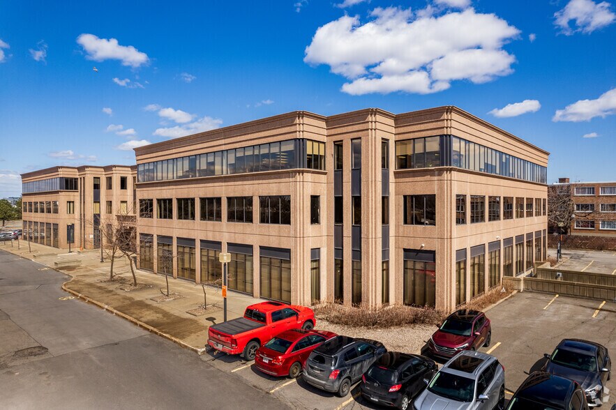 455 Boul Fénelon, Dorval, QC à louer - Photo de l’immeuble – Image 3 sur 39