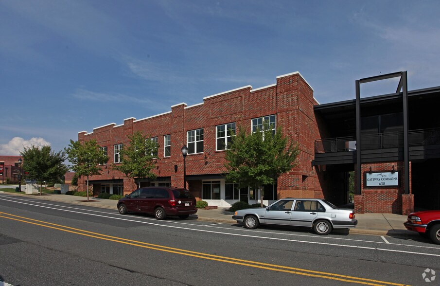 630 Davidson Gateway Dr, Davidson, NC à louer - Photo de l’immeuble – Image 3 sur 44