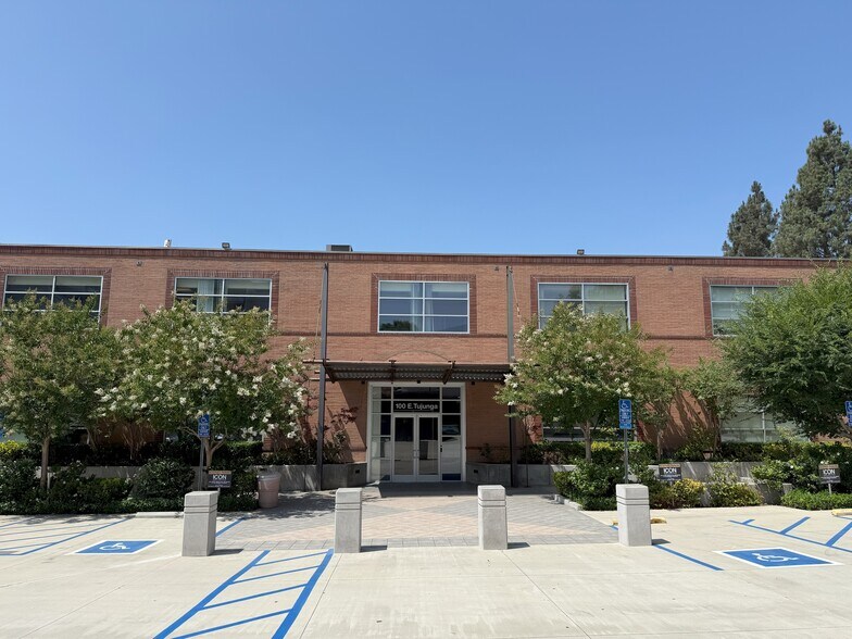 100 E Tujunga Ave, Burbank, CA à louer - Photo de l’immeuble – Image 2 sur 9