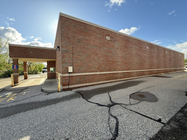 800 Ann Arbor Rd W, Plymouth, MI à vendre - Photo de l’immeuble – Image 3 sur 9