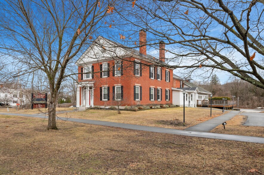 122 Main St, Charlestown, NH à vendre - Photo de l’immeuble – Image 2 sur 39