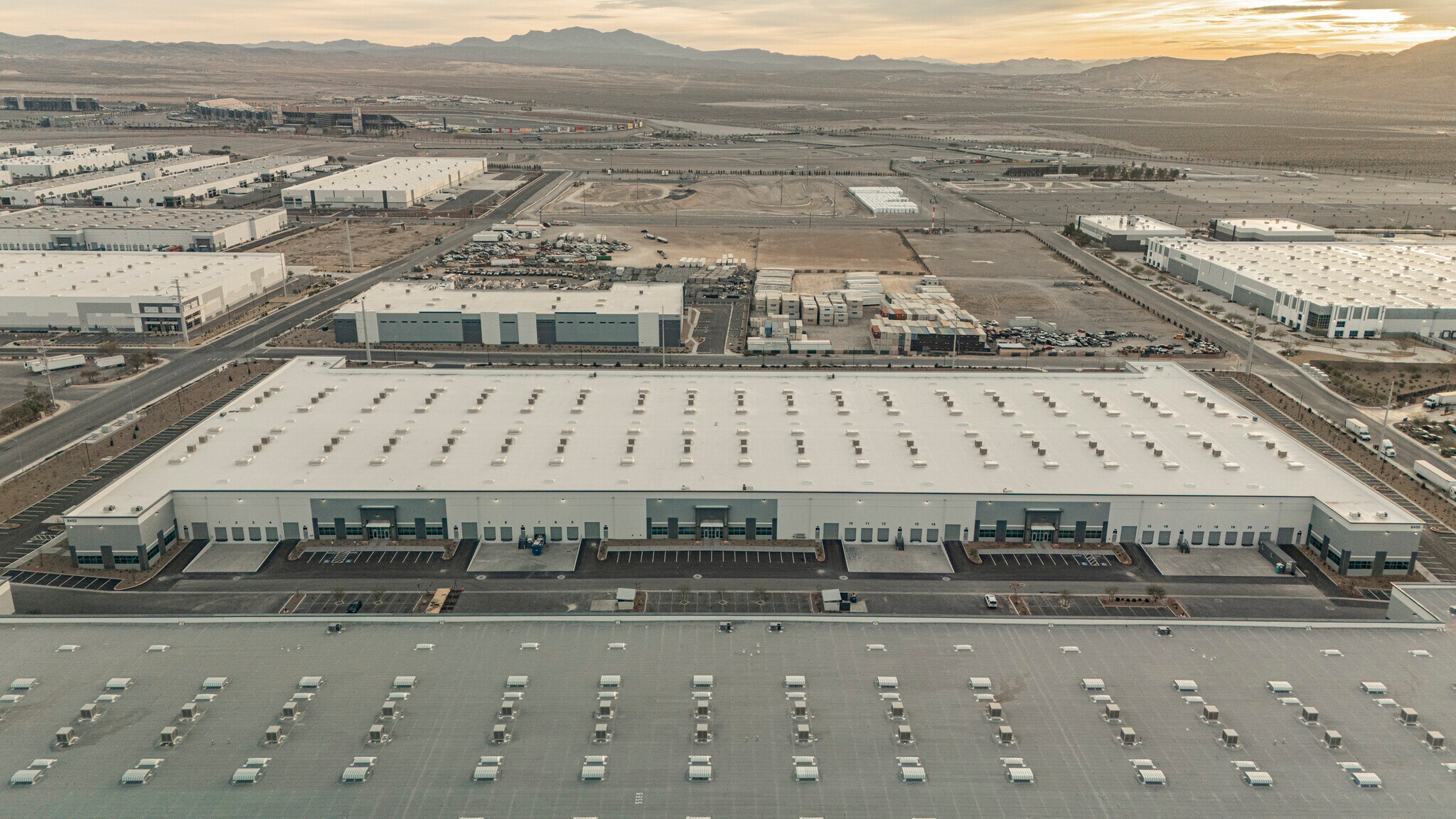 East Tropical Parkway, Las Vegas, NV à louer Photo de l’immeuble– Image 1 sur 14