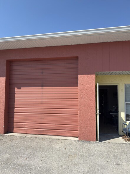 18200 Paulson Dr, Port Charlotte, FL à louer - Photo de l’immeuble – Image 1 sur 6