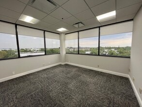 4901 NW 17th Way, Fort Lauderdale, FL à louer Photo intérieure– Image 2 sur 12