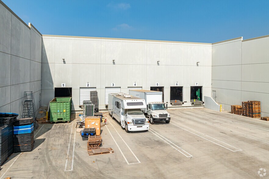 5589 Ayala Ave, Irwindale, CA à louer - Photo de l’immeuble – Image 2 sur 4