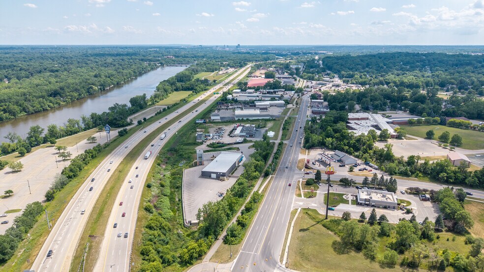 247 Morrissey Dr NE, Comstock Park, MI à vendre - Photo de l’immeuble – Image 3 sur 9