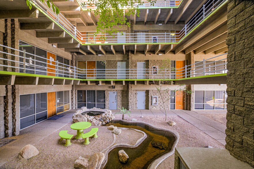 1616 E Indian School Rd, Phoenix, AZ à louer - Photo de l’immeuble – Image 1 sur 7