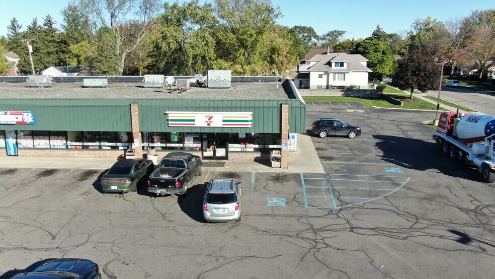 14919-15013 E Nine Mile Rd, Eastpointe, MI à louer - Photo de l’immeuble – Image 2 sur 7