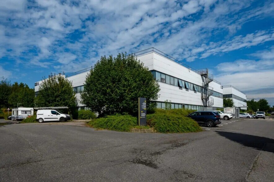 Local d’activités dans Cergy à louer - Photo de l’immeuble – Image 2 sur 50