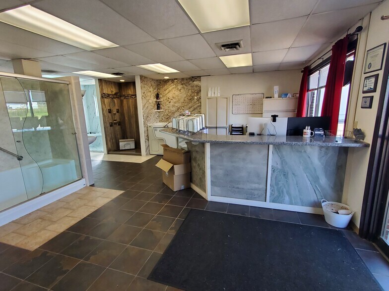 230 N Koeller St, Oshkosh, WI à louer - Photo de l’immeuble – Image 3 sur 7