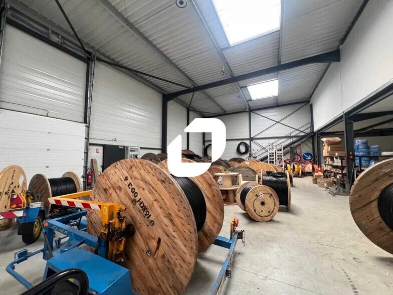 Industriel/Logistique dans Vaulx-Milieu à vendre - Photo de l’immeuble – Image 3 sur 24