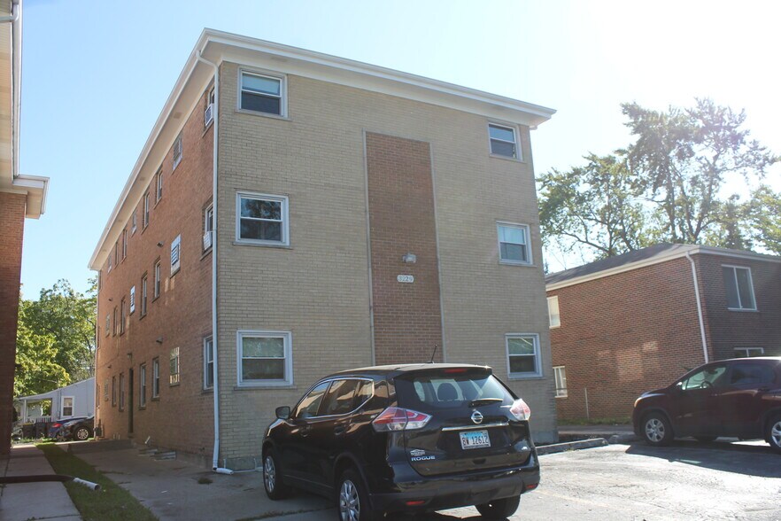 3229 Commercial Ave, South Chicago Heights, IL à vendre - Photo principale – Image 1 sur 23