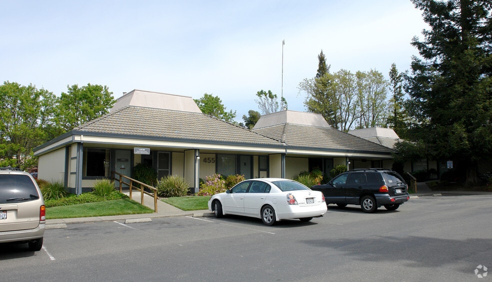 455 March Ave, Healdsburg, CA à vendre - Photo de l’immeuble – Image 3 sur 16