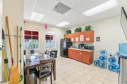 5571 N University Dr_006
