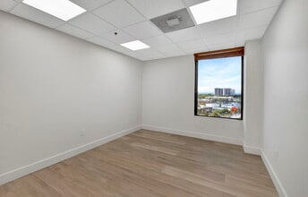 12550 Biscayne Blvd, North Miami, FL à louer Photo intérieure– Image 2 sur 5