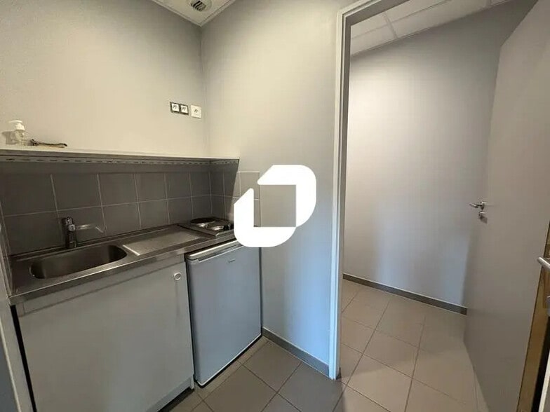 Local d’activités dans BOIS-D'ARCY à louer - Photo intérieure – Image 2 sur 6