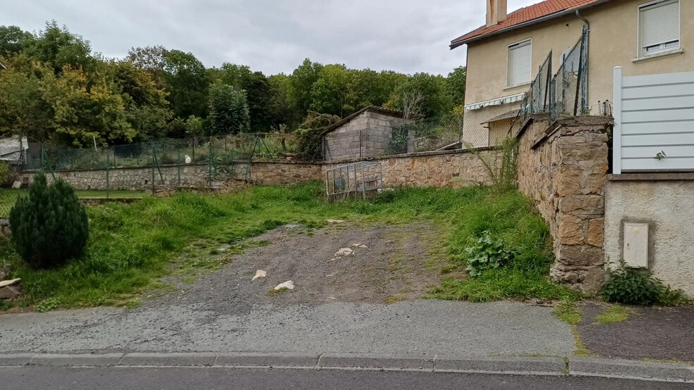 Industriel/Logistique dans Saint-Genès-Champanelle à vendre - Photo de l’immeuble – Image 3 sur 8