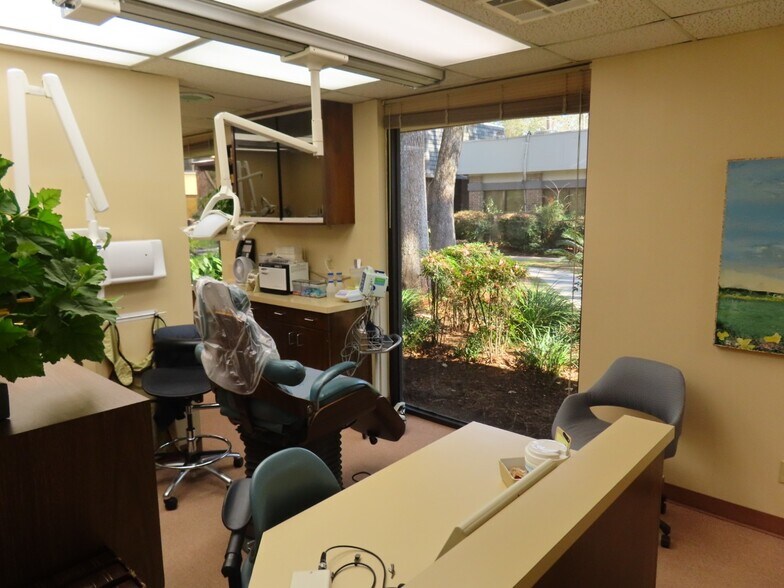 13303 Champion Forest Dr, Houston, TX à vendre - Photo de l’immeuble – Image 2 sur 3