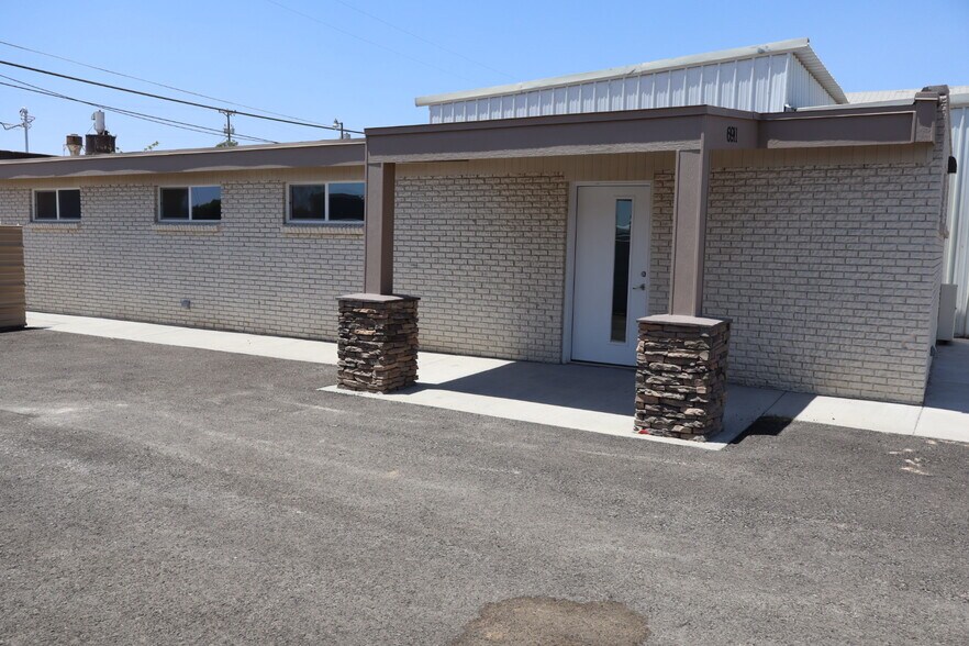 6911 Doniphan Dr, El Paso, TX à louer - Photo de l’immeuble – Image 2 sur 18