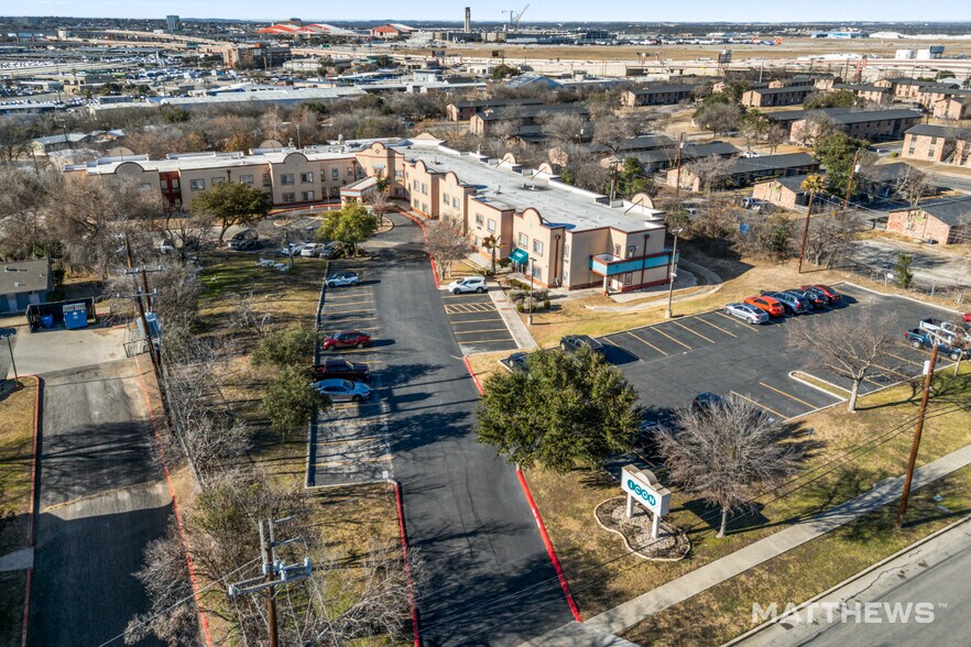 8307 Gault Ln, San Antonio, TX à vendre - Photo de l’immeuble – Image 2 sur 3