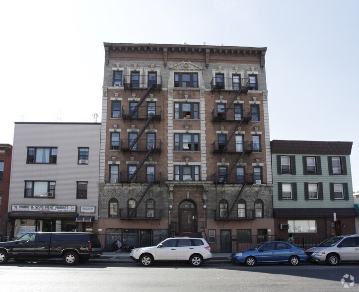 656 Metropolitan Ave, Brooklyn, NY à louer - Photo de l’immeuble – Image 2 sur 2