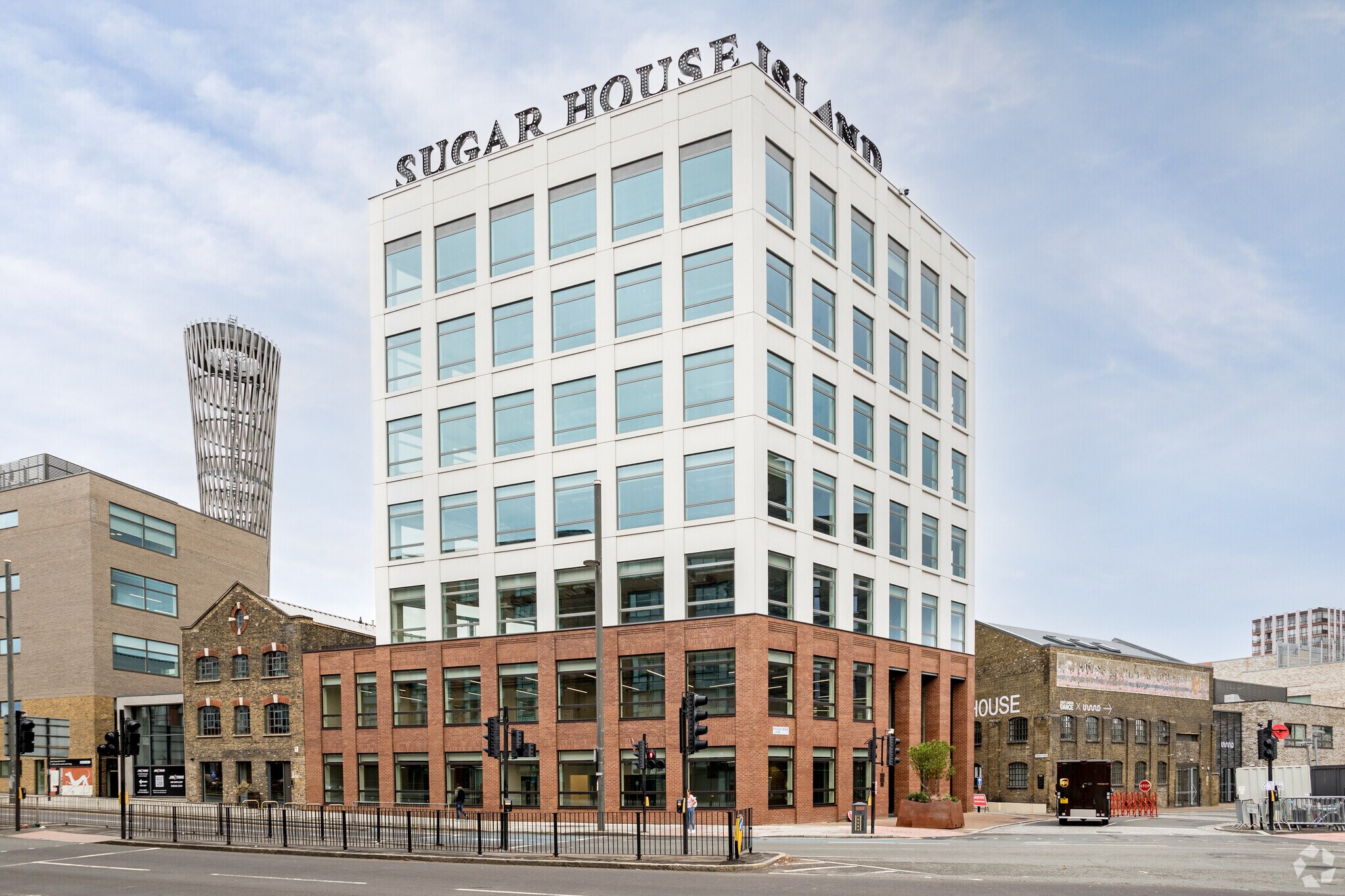 1 Sugar House Ln, Londres à louer Photo principale– Image 1 sur 105