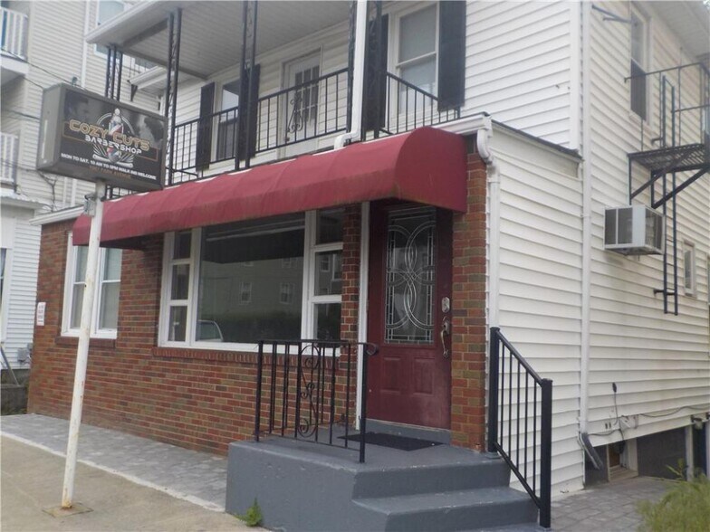 1087 Park Ave, Woonsocket, RI à louer - Photo de l’immeuble – Image 3 sur 7