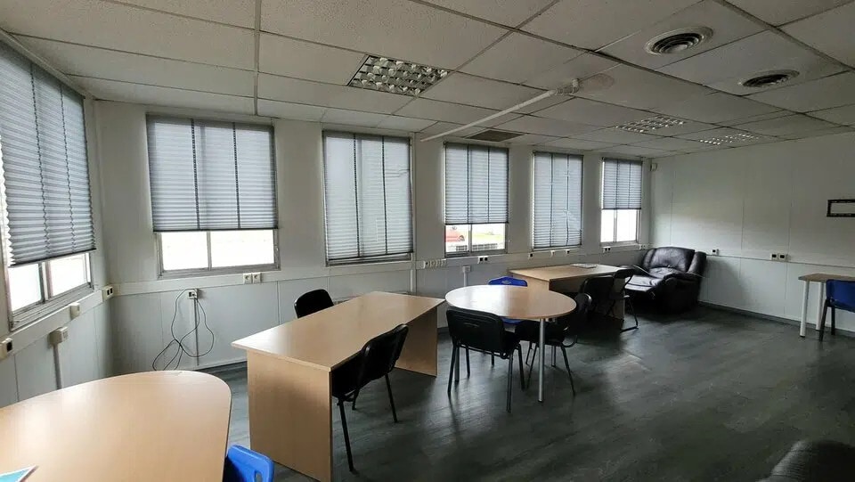 Local d’activités dans Oissel à louer - Photo de l’immeuble – Image 3 sur 11