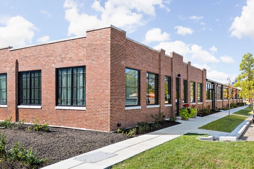 1351 E Roosevelt Ave, Indianapolis, IN à louer - Photo de l’immeuble – Image 2 sur 8