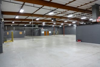 8411-8421 Canoga Ave, Canoga Park, CA à louer Photo intérieure– Image 2 sur 6