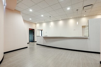 867-877 Boul Jean-Paul-Vincent, Longueuil, QC à louer Photo intérieure– Image 1 sur 12