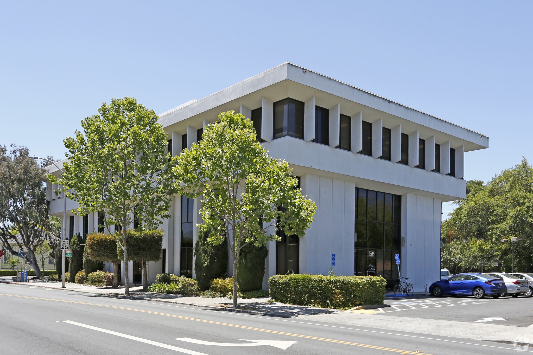 550 S California Ave, Palo Alto, CA à louer Photo principale– Image 1 sur 3
